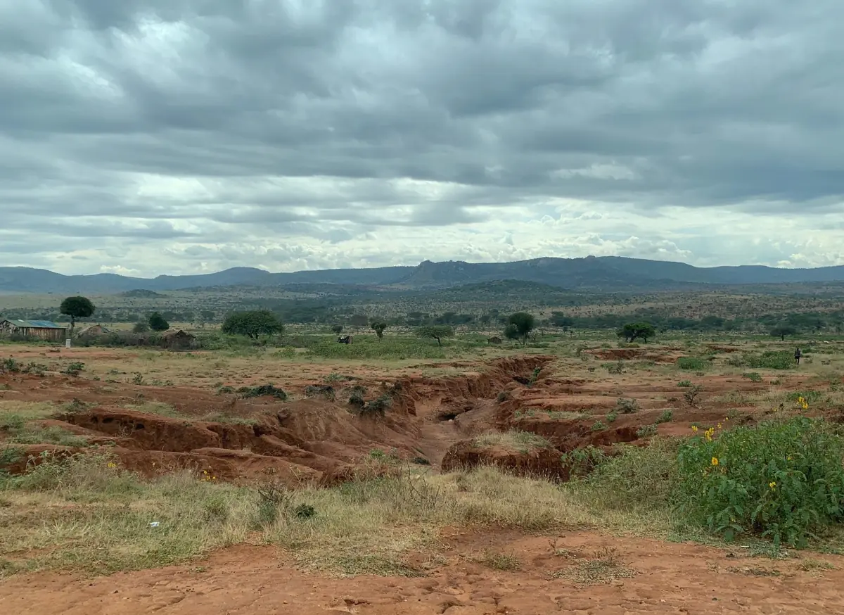 Trockene Landschaft unter schweren Wolken im Einzugsgebiet des Ewaso Nyiro