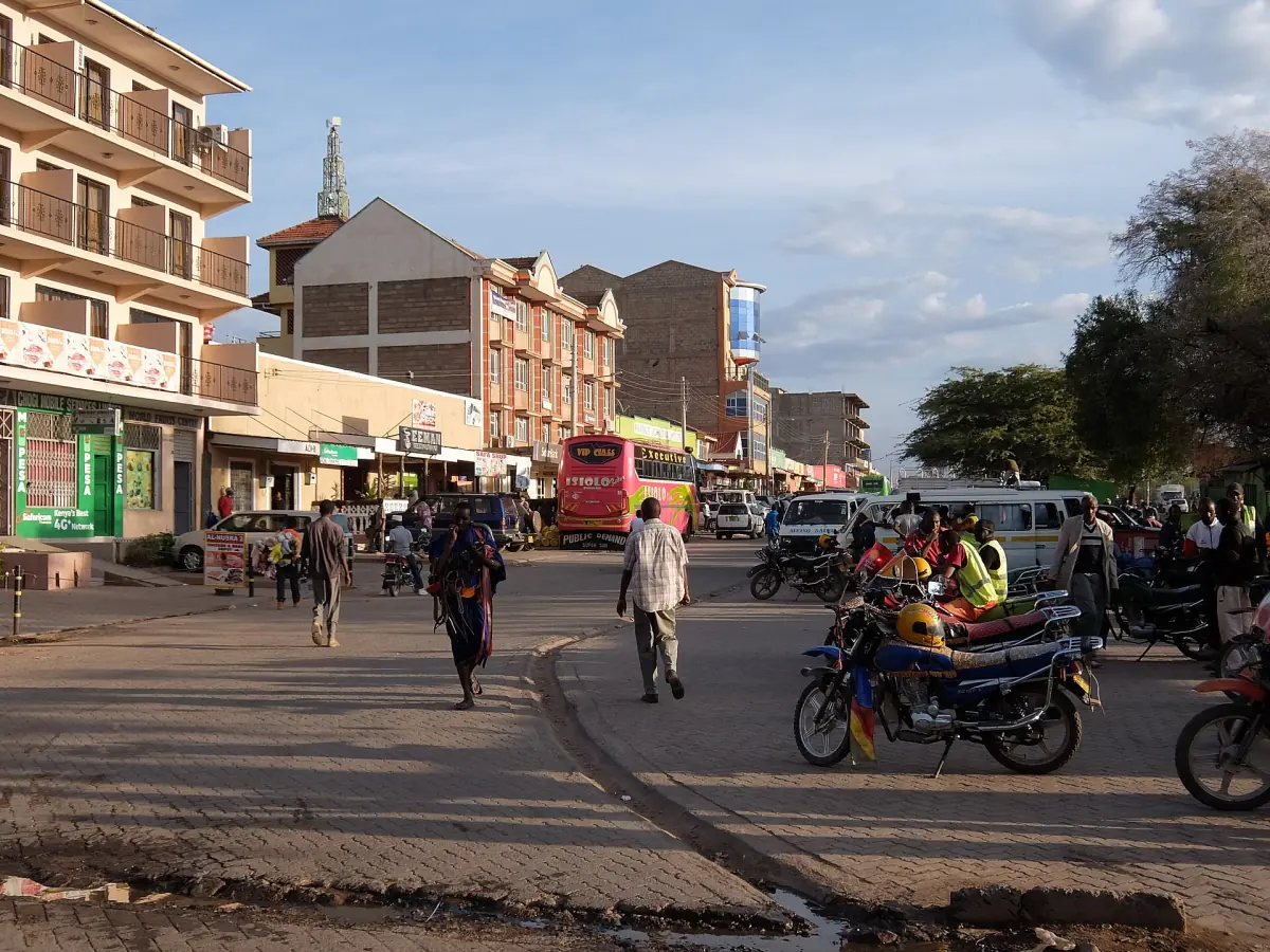 Hauptstraße der Stadt Isiolo mit Geschäften und Passanten