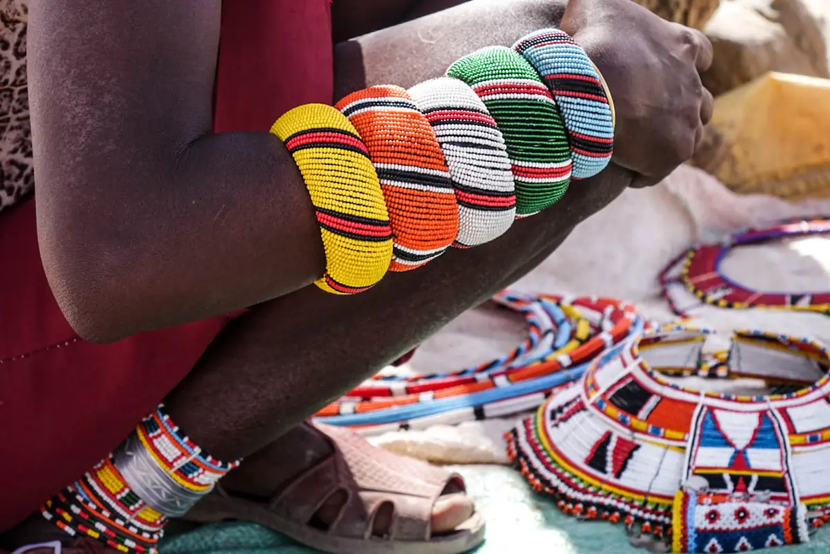 Bunte Perlenarmbänder und Halsketten aus traditionellem Samburu-Kunsthandwerk