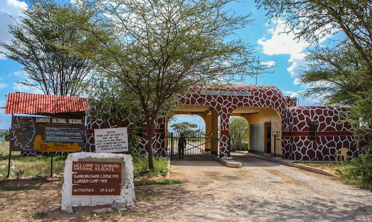 Haupttor des Samburu-Reservats mit Giraffenmuster